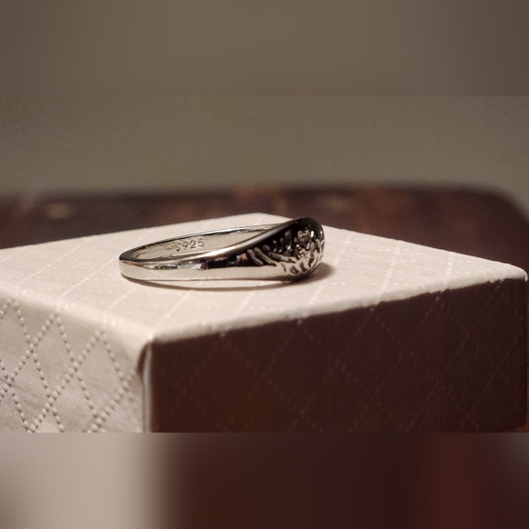 Sterling silver Engraved Ring, Flowers Ring - Picture 3 of 4